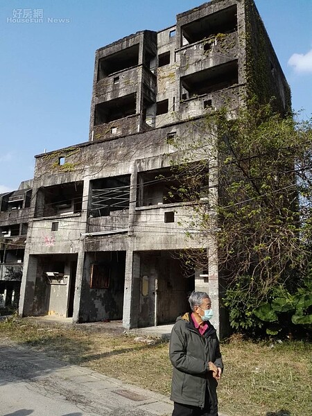 10.白雞山莊內的廢棄透天厝,成為當地奇特的景色。