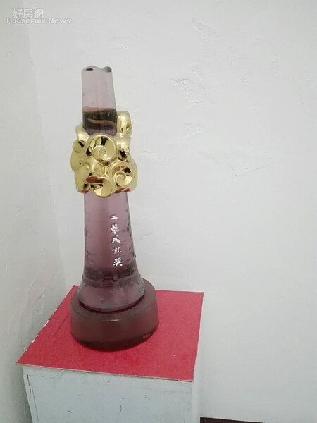 8.角落擺設文化部頒發的國家級「工藝成就獎」。