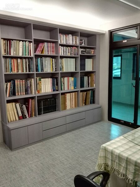 10. 書房兼畫室的諸多藏書,可看出王南雄對藝術的廣泛喜愛。