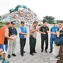 民代邀官員　聞垃圾山吃麵包