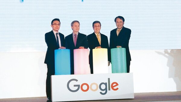 Google宣布啟動「智慧台灣」計畫，積極培養台灣AI人才。左起為Google台灣總經理陳俊廷、Google亞太區行銷副總裁Simon Kahn、副總統陳建仁、台灣董事總經理簡立峰。 記者彭慧明／攝影