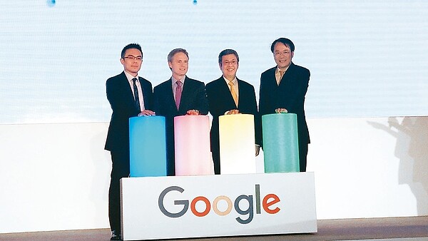 Googleå®£å¸ååãæºæ§å°ç£ãè¨ç«ï¼ç©æ¥µå¹é¤å°ç£AIäººæãå·¦èµ·çºGoogleå°ç£ç¸½ç¶çé³ä¿å»·ãGoogleäºå¤ªåè¡é·å¯ç¸½è£Simon Kahnãå¯ç¸½çµ±é³å»ºä»ãå°ç£è£äºç¸½ç¶çç°¡ç«å³°ã è¨èå½­æ§æï¼æå½±