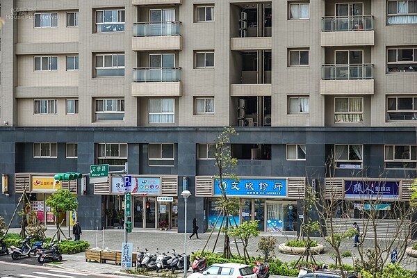 林口A7合宜宅生活機能已經開始成熟,有許多民眾習慣消費的各式店家進駐。(好房網News記者張聖奕/攝影)