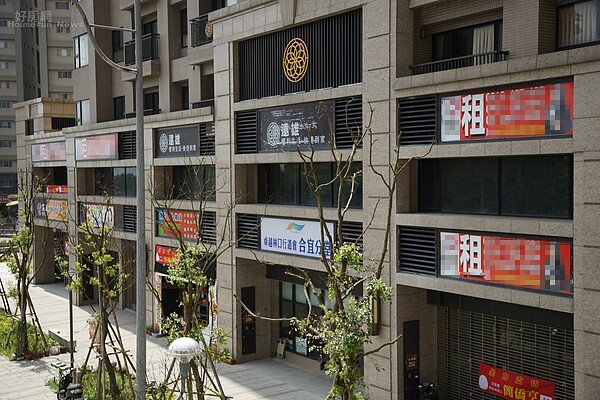 這格局是房市毒藥? 網看「地點」信心沒了:出租不用想 林口A7合宜宅店面與一般大型社區規劃不同,除了一樓有之外,連二樓也有。(好房網News記者張聖奕/攝影)
