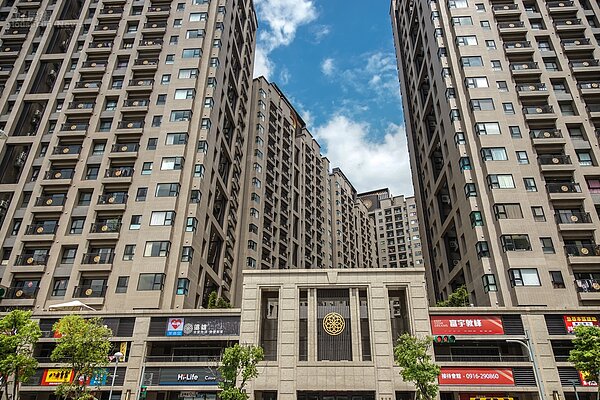 林口A7合宜宅一、二樓還有許多空置店面等待出租或出售。(好房網News記者張聖奕/攝影)