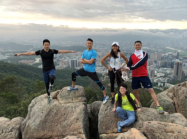 永慶房屋陳曉彤(前排黃衣) 每週定期與家人爬山 享受家人同遊時刻。(好房網新聞中心)