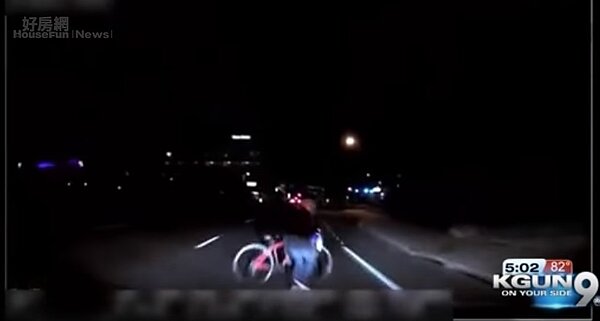 Uber自駕車本月18日於美國亞利桑那州撞死一人,今天行車紀錄器畫面曝光。圖/youtube