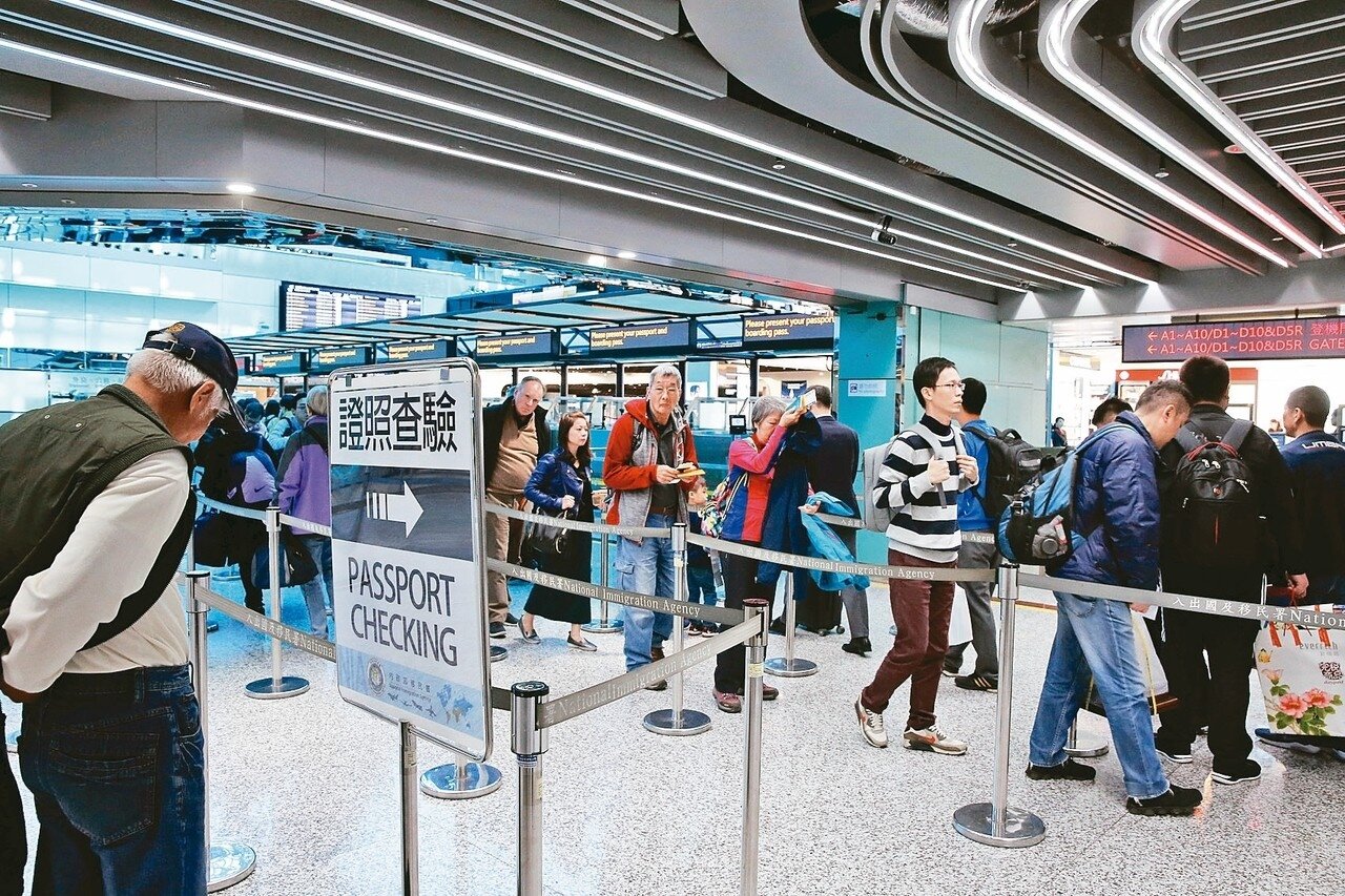 美國有意在台灣設立「境外通關(US Border Preclearance)」措施,機場各單位表示,今天才知道這件事,圖為台灣的出境證照審查櫃臺。 記者鄭超文/攝影