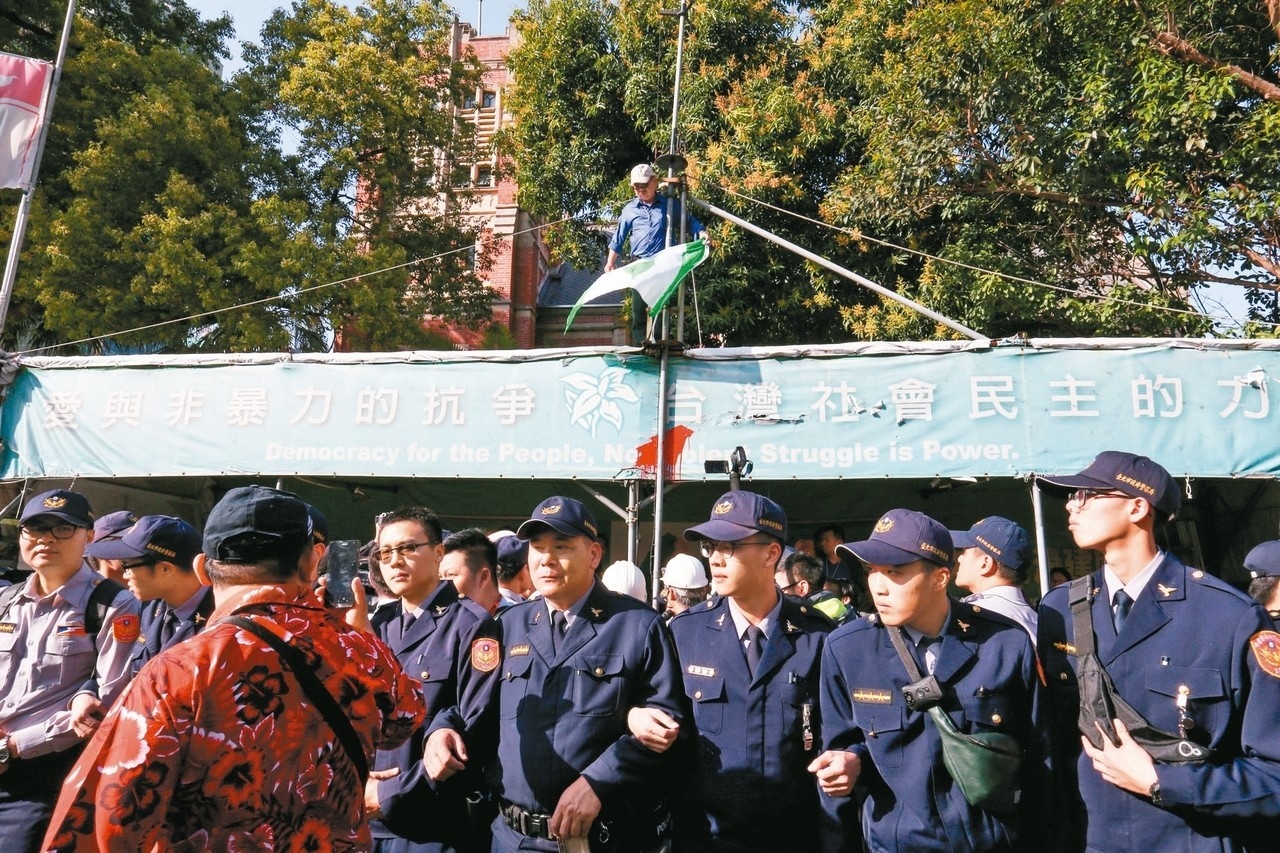 北市府昨天強制拆除「公投護台灣聯盟」在立法院外搭的帳篷。 記者陳柏亨／攝影