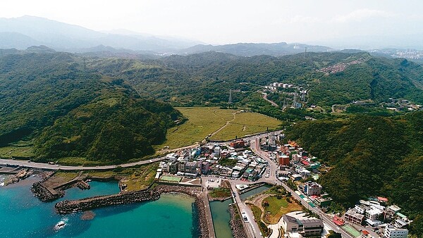 台電深澳燃煤火力發電廠場址與周邊環境（左下海岸為運煤碼頭預定地）。【作者：記者許正宏／攝影 日期：2018/3/20 檔名：C29721747.JPG】 