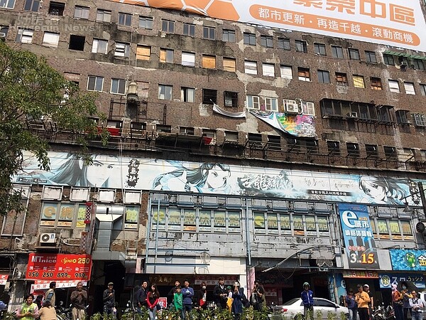 經過整治,化身美麗河川的台中綠川,一旁建築卻殘破不堪,形成強烈對比(好房網News記者蔡孟穎/攝影)