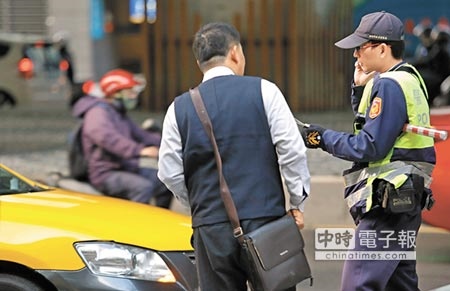 台灣交通違規記點制度執行成效不彰，警察每年舉發逾千萬件違規，僅有不到1成會被記點。圖為北市員警取締交通違規案件。（本報資料照片）