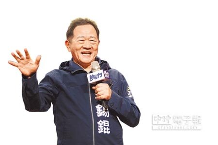 台大網紅教授李錫錕25日宣布以無黨籍參選台北市長,提出第一個政見是要求中央政府遷移松山機場。(陳怡誠攝)