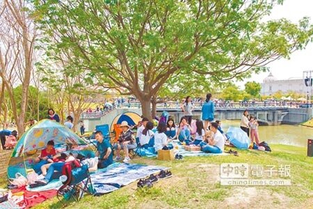 奇美博物館25日首辦「湖畔野餐日」,吸引上萬民眾湧入。(曹婷婷攝)