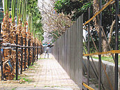 碧砂漁港生鮮區開賣　設圍籬殺風景