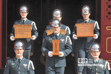 陸軍司令部27日舉行入祀安位典禮，將少將趙仲容等5位烈士入祀忠烈祠。（杜宜諳攝）