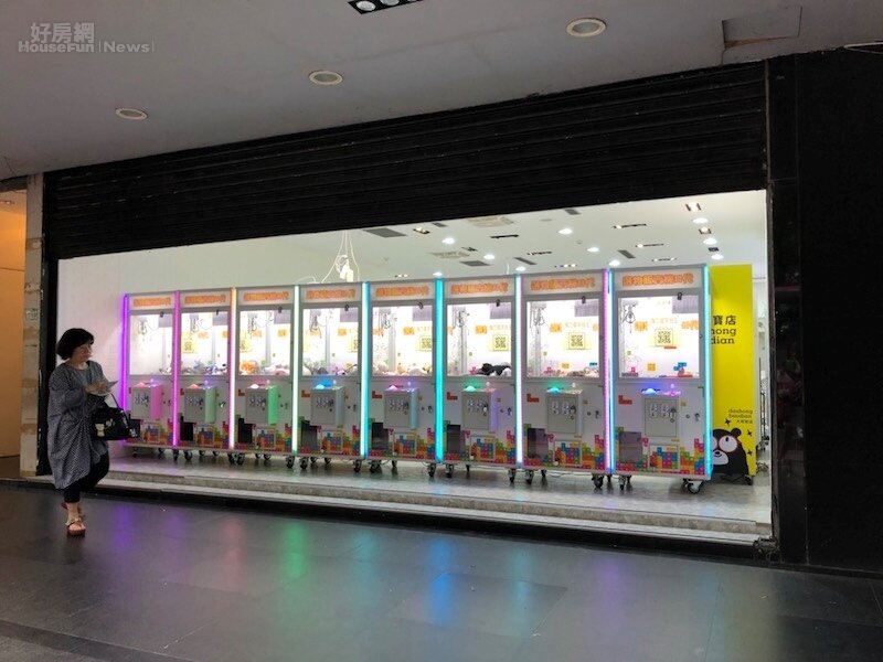 東區空置店不做特賣會，成為夾娃娃機。（好房網News記者蔡佩蓉攝影）