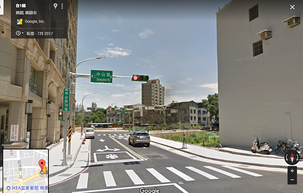 桃園區中山路788號,前段是中平路、後段則是益壽七街,出現一條道路三個路名情形。(Google)