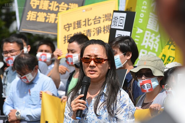 深澳電廠抗議居民淚崩。(好房網News記者 陳韋帆/攝影)