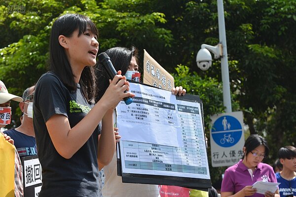 綠色和平組織協同民眾於行政院前抗議深澳電廠一案。(好房網News記者 陳韋帆/攝影)