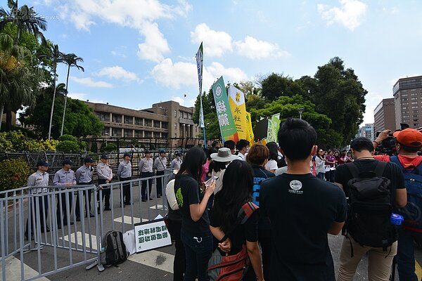 綠色和平組織協同民眾於行政院前抗議深澳電廠一案。(好房網News記者 陳韋帆/攝影)