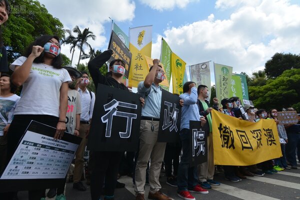 綠色和平組織協同民眾於行政院前抗議深澳電廠一案。(好房網News記者　陳韋帆／攝影)