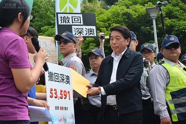 綠色和平組織協同民眾於行政院前抗議深澳電廠一案。(好房網News記者 陳韋帆/攝影)