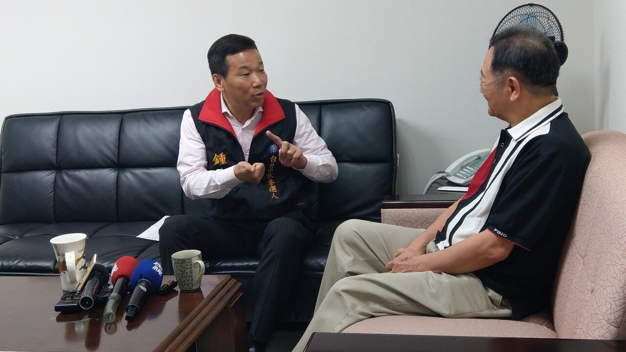 台北市議員、台北市長擬參選人鍾小平(左)。記者楊正海/攝影