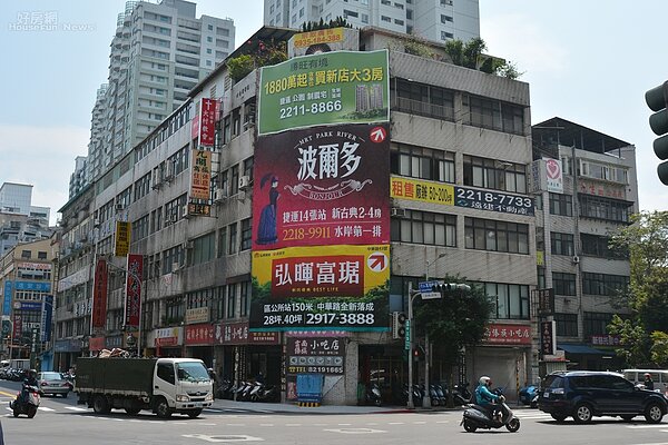建案廣告看板。(好房網News記者 陳韋帆/攝影)