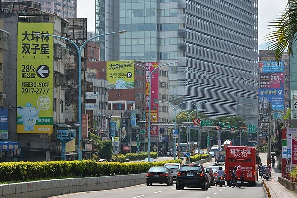 建案廣告群聚。(好房網News記者 陳韋帆/攝影)