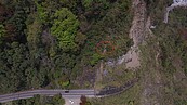 阿里山公路巨石擊中遊覽車　30日將刷坡交通管制