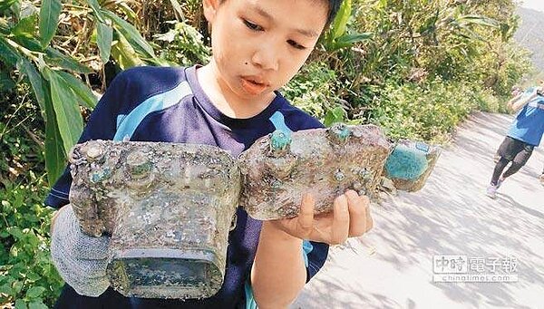 1台外觀布滿藤壺的防水相機,27日被宜蘭縣蘇澳鎮岳明國小學生發現,師生盼能從記憶卡中尋獲失主訊息,卻驚見失主可能是日本人,照片應在石垣島潛水時遺失,經過上百公里的漂流、2年的時間後意外被尋獲 (圖/本報資料照、翻攝自網路)