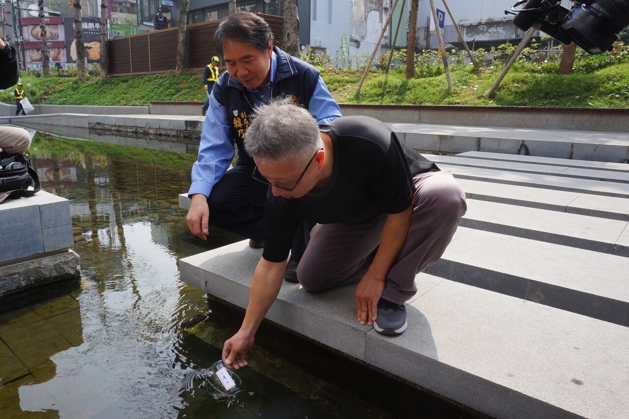 網路傳言綠川水是自來水放流，市府今大動作澄清，當眾取水檢驗，證實不是自來水。記者洪敬浤／攝影