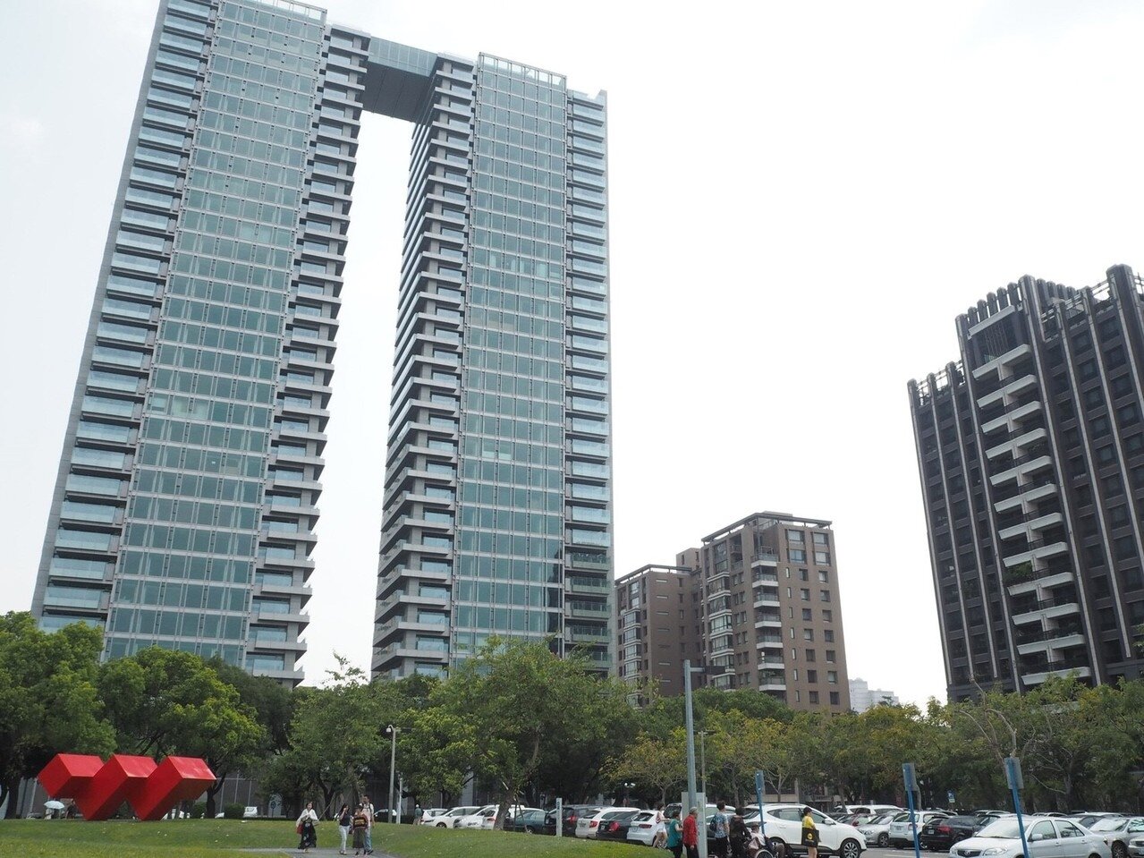 台中市長林佳龍財產申報資料新增房貸3200萬元,引起房仲市場關注,業界推測是國立台灣美術館前的豪宅大樓;市府顧及市長家人隱私,不透露地點。記者喻文玟/攝影