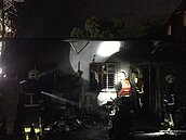 新店平房凌晨陷入火海　獨居男子送醫恢復生命跡象