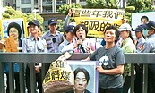 環團反空汙　要請官員吃「髒髒包」