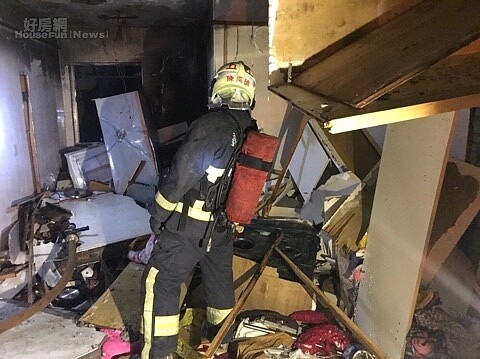 新北市三重區大同北路220巷內,今天凌晨4時許,忽傳氣爆聲響,延燒8戶。圖/新北市消防提供。