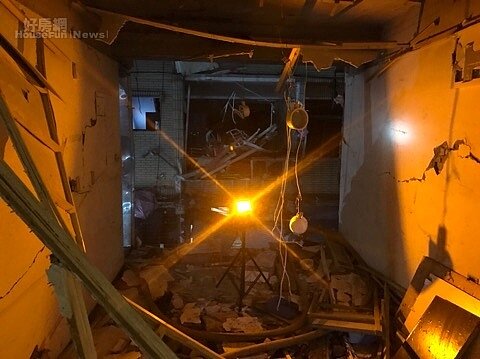 新北市三重區大同北路220巷內,今天凌晨4時許,忽傳氣爆聲響,延燒8戶。圖/新北市消防提供。