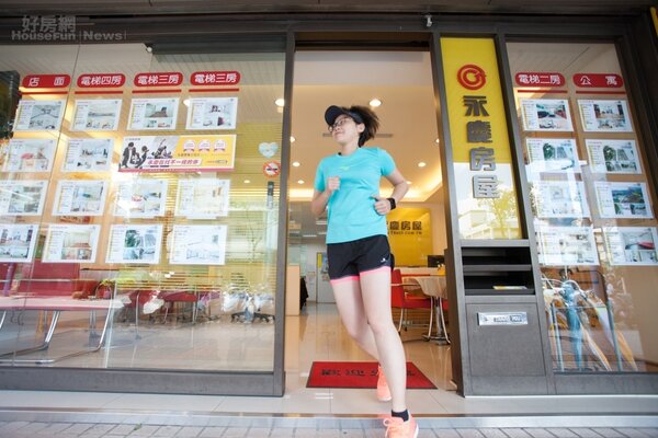 為了鍛鍊體力，女鐵人陳姵君店長善用「彈性工作8小時」制度，早點下班練習跑步。 
