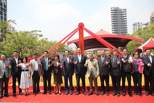 新莊副都心再添2建設,分別是39樓雲端商辦「新北宏匯i-Tower」和21樓「新莊凱悅嘉軒酒店」,今由新北市長朱立倫與宏匯集團董事長許崑泰一同動土,預計2020年4月可全部完工。記者魏翊庭/攝影