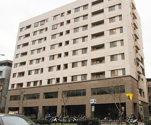 位在捷運萬隆站上方的萬隆站公營住宅,是北市繼行天宮公營住宅後,第二批捷運聯合開發分回住宅,北市府共分回41戶,從13坪的套房型至42坪的三房型都有。 記者鄭清元/攝影