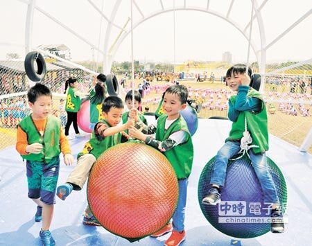 兒藝節遊具「搖擺大花跳」能跳上跳下,是小朋友的最愛。 (徐養齡攝)