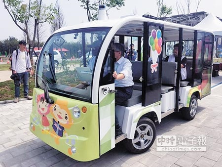 農博綠色方舟展覽館展示國內首台自駕車。（呂筱蟬攝）