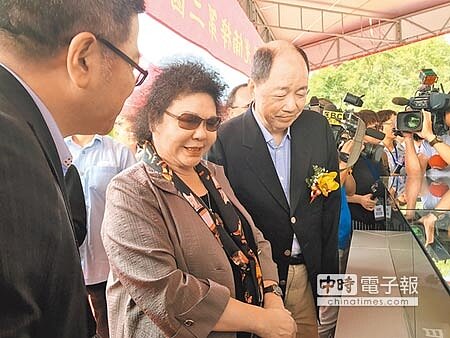 半導體封測大廠日月光K25廠房3日舉行動土典禮,高雄市長陳菊(中)受邀出席,右為日月光集團董事長張虔生。(郭韋綺攝)