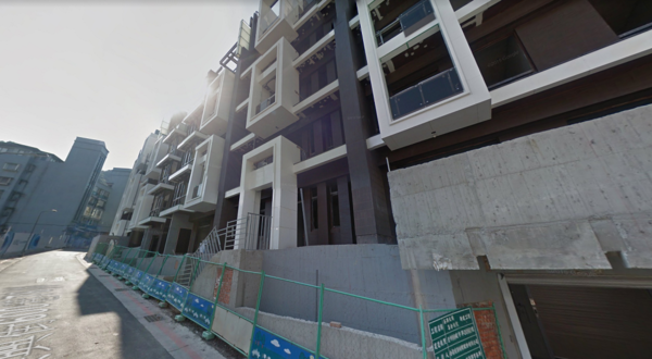 台北市信義區吳興街600巷建案「信義101」一口氣出現17戶法拍戶。圖為2014年模樣(圖/翻攝自google map)