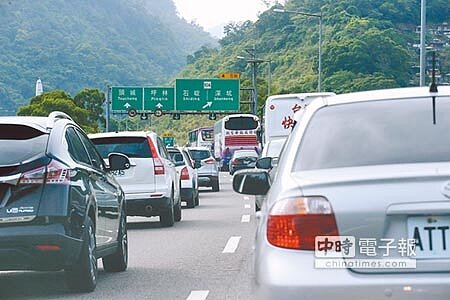 清明連假第一天,因返鄉掃墓加上出遊車潮,北部國道多處南下車速不到40公里。圖為國道五號石碇往宜蘭方向塞車情形。(方濬哲攝)