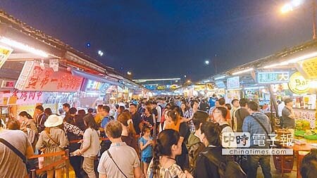不受蘇花塞車影響,花蓮東大門夜市出現許久不見的爆滿人潮。(張祈攝)