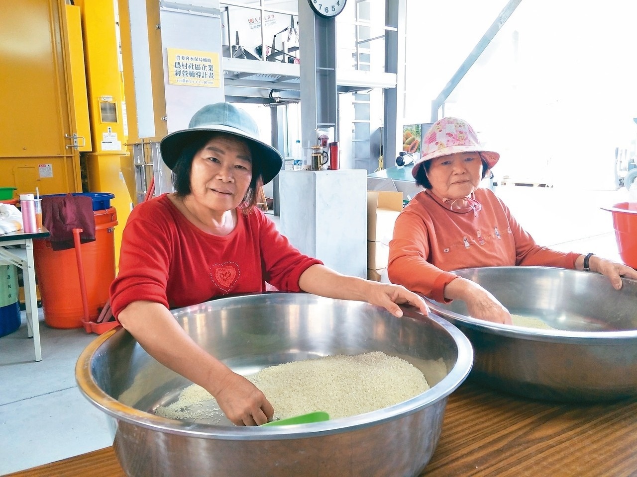 台南後壁區仕安社區推自有品牌「仕安米」，由社區媽媽篩選雜質，提供就業機會。 記者謝進盛／攝影