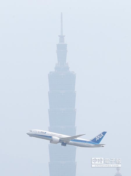 受到沙塵暴抵台影響，台北地標101大樓也籠罩灰濛濛景色中。（陳怡誠攝）