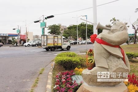 石猴雕刻作品緊臨嘉義市忠孝路口，為街景增添特色藝術，恐也有礙行車視線之虞。（廖素慧攝）